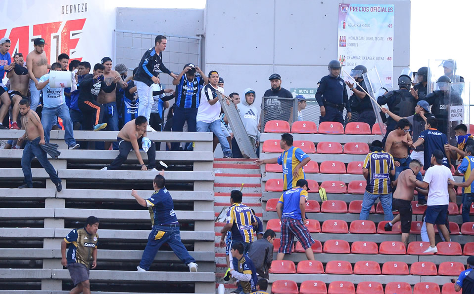 Porras del San Luis y Querétaro agarrándose a golpes en la Liga MX. (Mexsport)