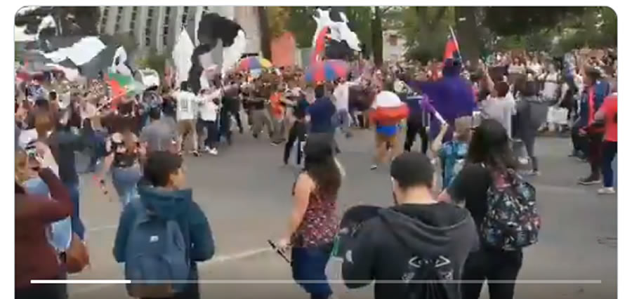 Aficionados de clubes antagonistas en Chile se unieron para protestar en contra de su gobierno.