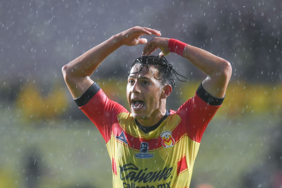 Los aficionados michoacanos fueron advertidos por el sonido local para que no siguieran con el grito prohibido. Foto: Mexsport.
