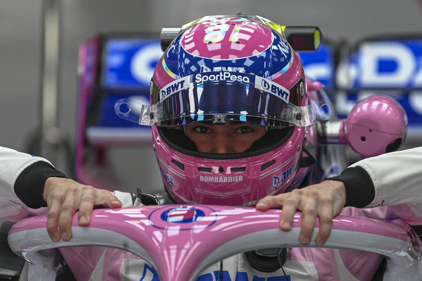 Checo Pérez descendiendo de su monoplaza. Foto: AFP