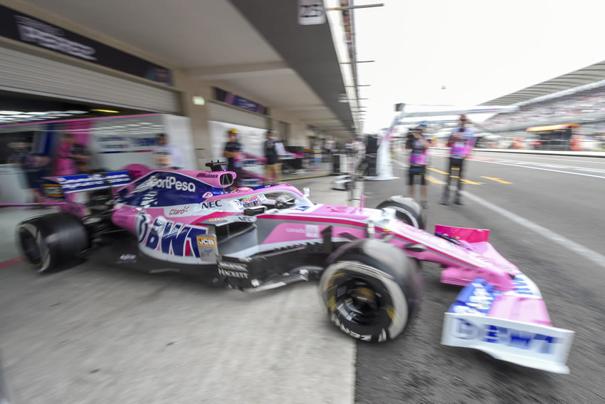 Checo Pérez saliendo a la prueba del viernes. Foto: AFP