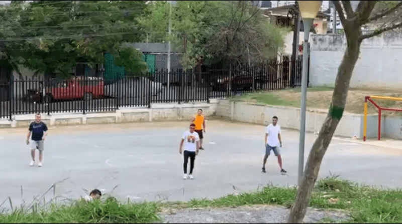 Diego Reyes y Carlos Rodríguez echan cáscara en un barrio de Monterrey