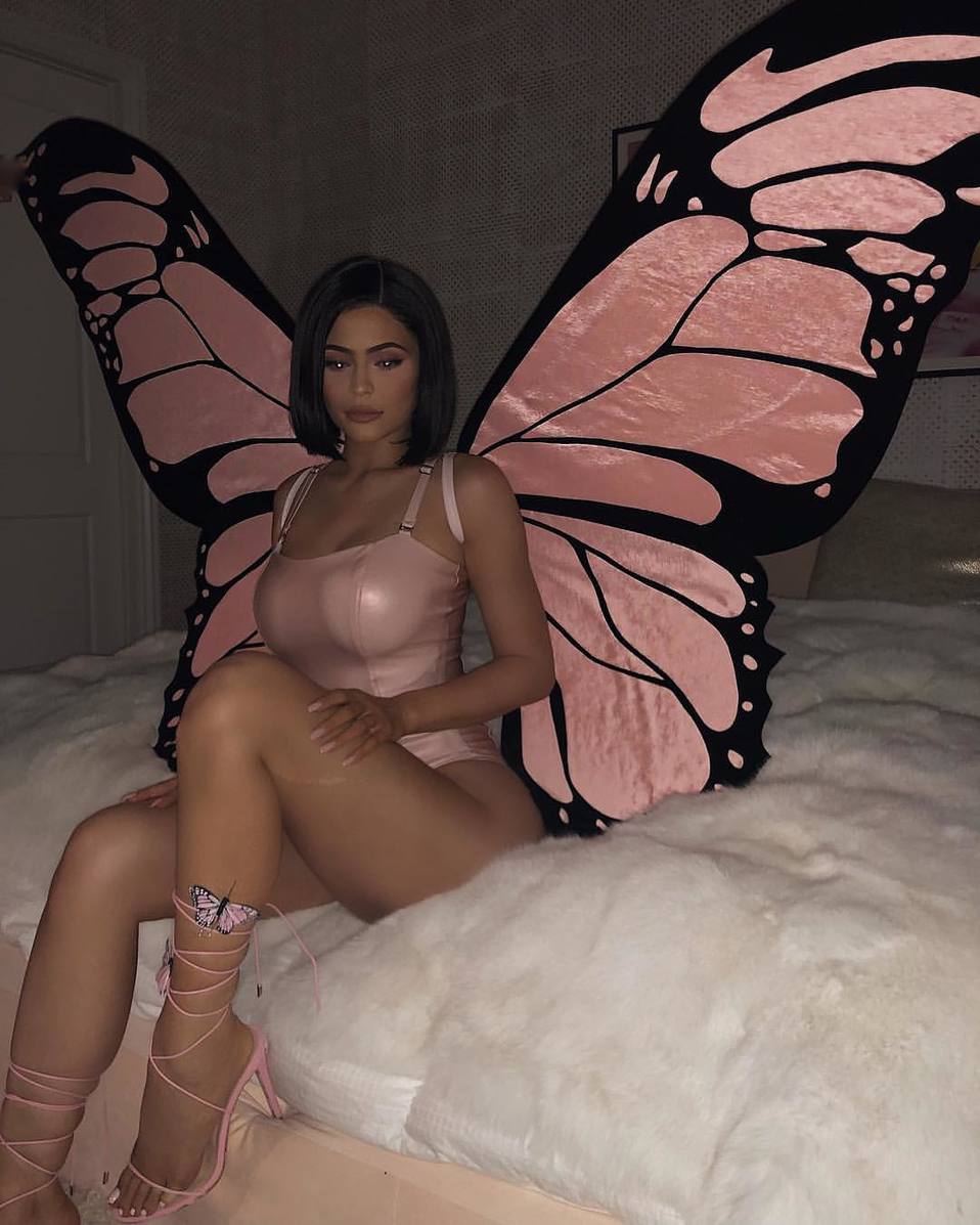 Kylie Jenner invocando a la madre naturaleza como una sensual mariposa.