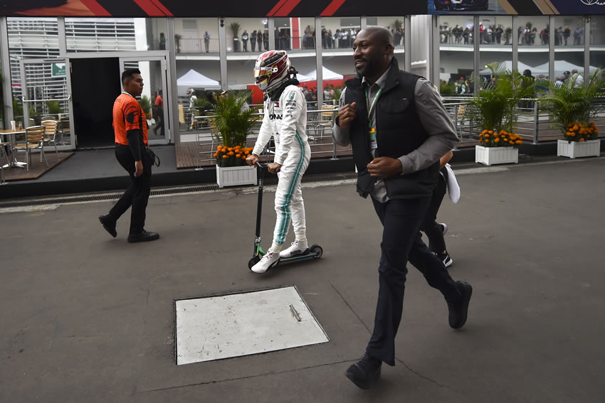 Lewis Hamilton con su scooter. Foto: AFP