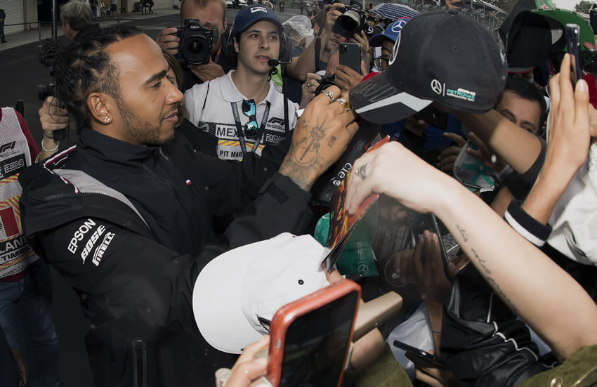 Lewis Hamilton firmando autógrafos a los fans. Foto: AP