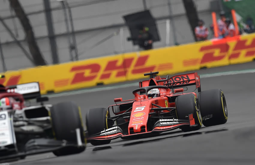 Los monoplazas dando la primera vuelta. Foto: AFP