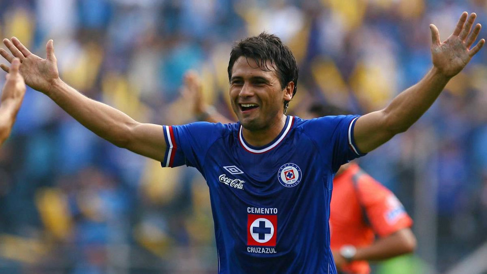 Primo de Lionel Messi y hermano de Emanuel Biancucchi. Llegó para el Bicentenario 2010 con 37 partidos y apenas seis goles.