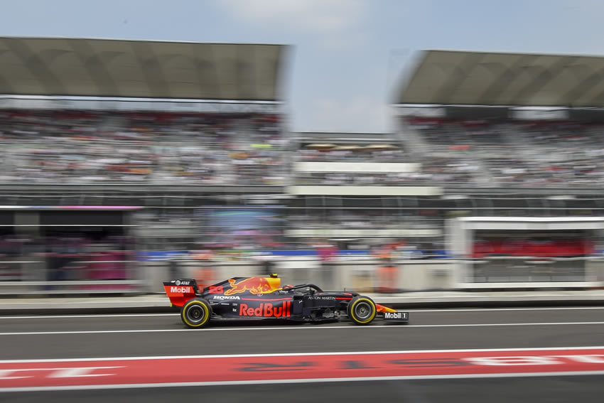 El Red Bull rompiendo el viento en la recta principal.  Foto: AFP