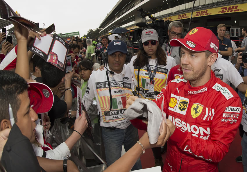Sebastian Vettel también apapachó a sus fans. Foto: AFP