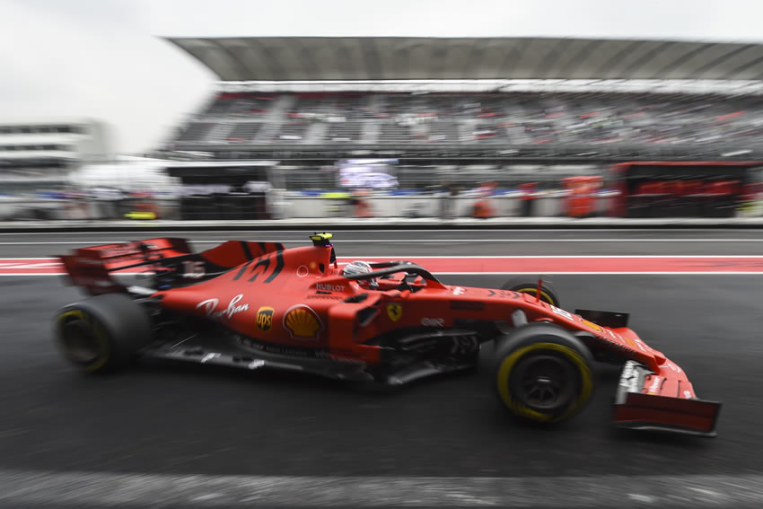 Sebastian Vettel pasando frente a la grada principal. Foto: AFP