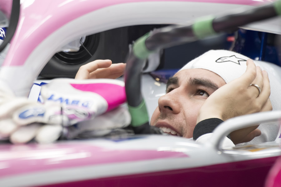 Sergio Pérez durante la segunda práctica. (Foto: Mexsport)