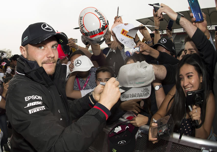 Valtteri Bottas se puso espléndido con los fans. Foto: AFP