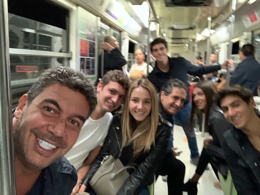 Arturo Elías Ayub y su familia llegaron en metro al Autódromo Hermanos Rodríguez. Foto: @arturoelias Foto
