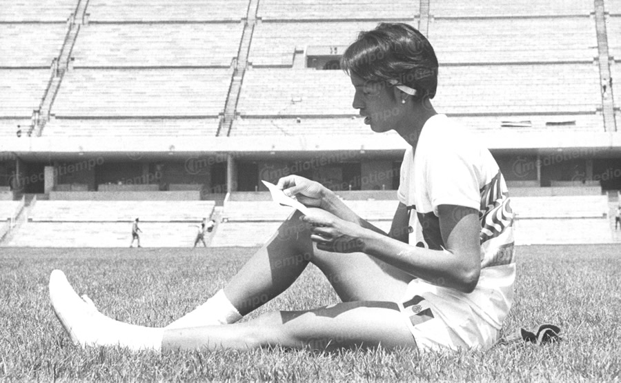 Enriqueta Basilio en el césped del Estadio Olímpico. (Foto: Archivo Milenio)