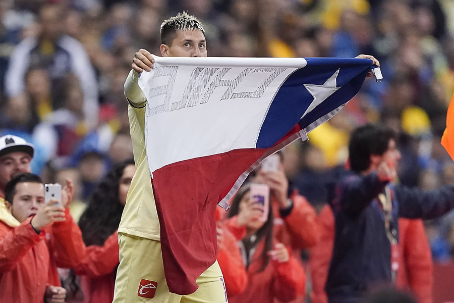 Enseguida la mostró dentro del terreno de juego. (Foto: Imago 7)