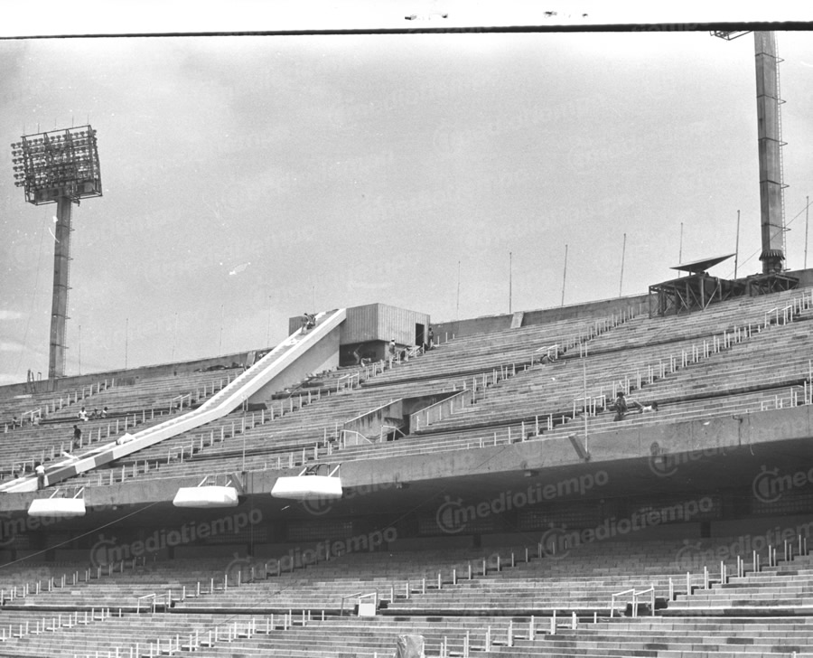 La escalinata que se instaló para que Basilio subiera al pebetero. (Foto: Archivo Milenio)