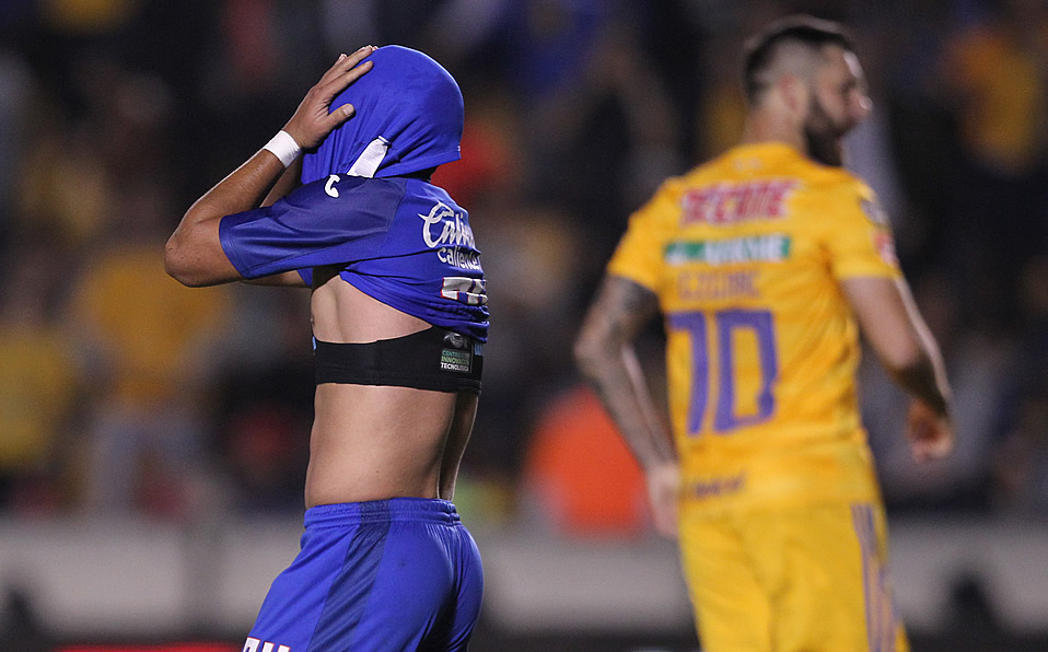 Gignac celebra, mientras Juan Escobar se lamenta. (Foto: Imago7)