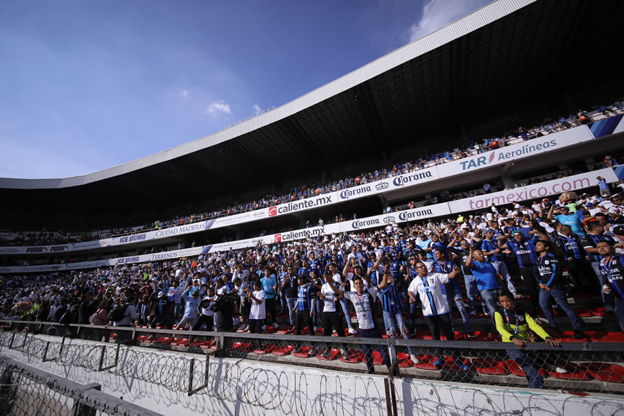 Un grupo numeroso de la Resistencia Albiazul logró entrar al estadio. (Foto: Imago 7)