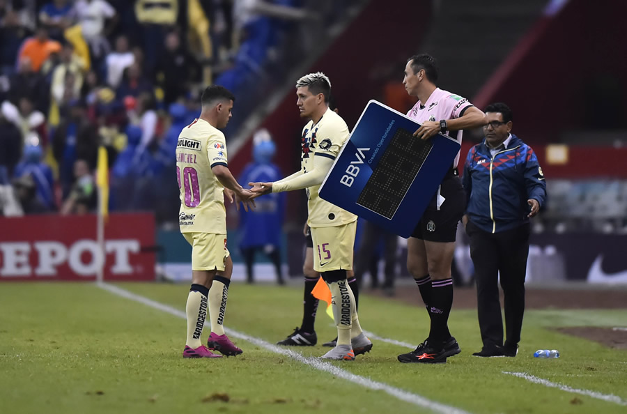 Momento en el que Nico ingresó por Sánchez. (Foto: Imago 7)