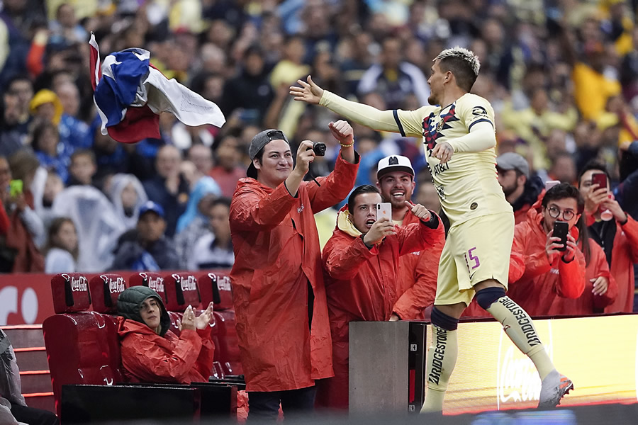 Nicolás Castillo fue a la esquina de la cancha a recibir la bandera de Chile. (Foto: Imago 7)