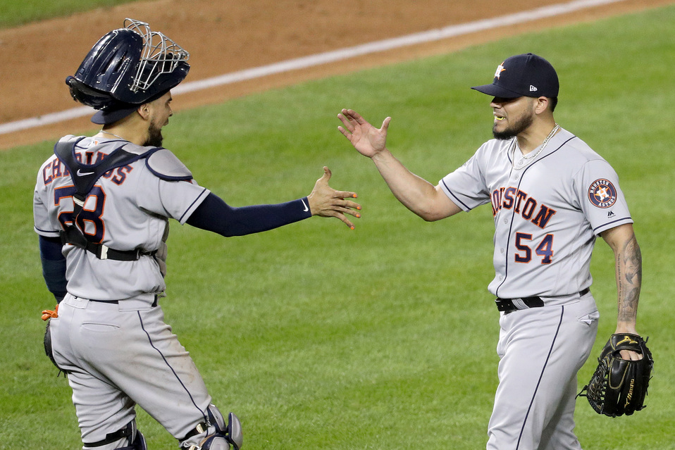 Roberto Osuna fue felicitado por sus compañeros por el gran partido que tuvo con los Astros en el Clásico de Otoño. FOTO: AFP.