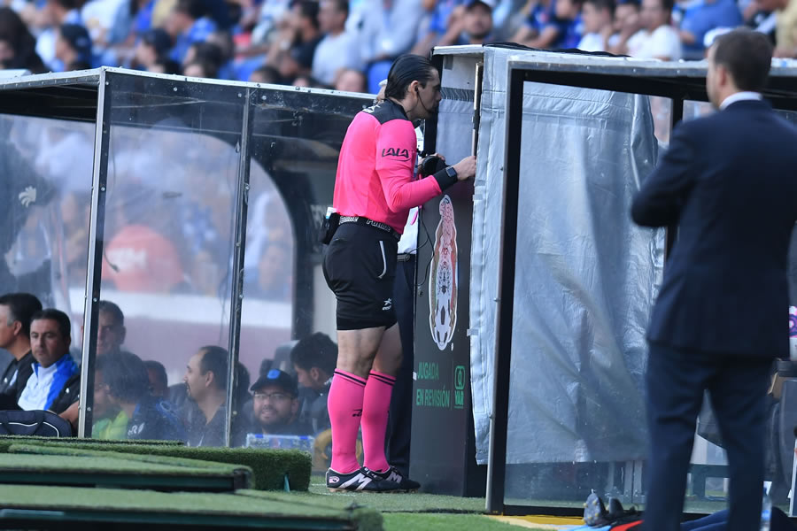 El silbante Óscar Macías recurrió dos veces al VAR durante el primer tiempo en el duelo entre Querétaro y Pumas. FOTO: Mexsport.