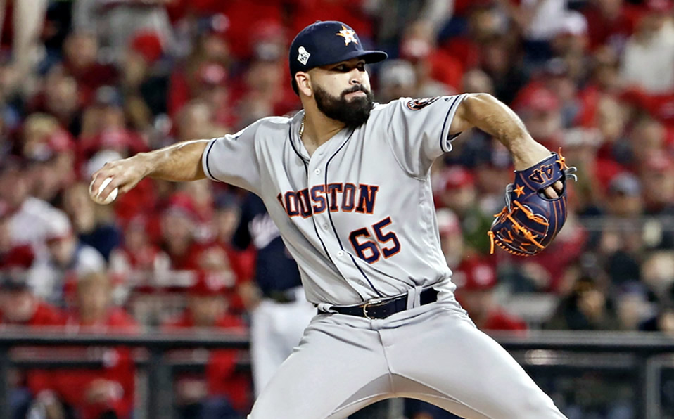 Urquidy se convierte en el tercer mexicano en ganar un juego de Serie Mundial.