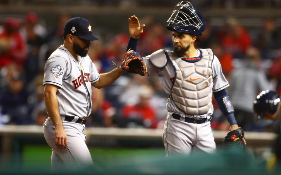 Urquidy es apenas el tercer pitcher nativo mexicano en abrir un juego de Serie Mundial. (Foto: @MLB_Mexico)