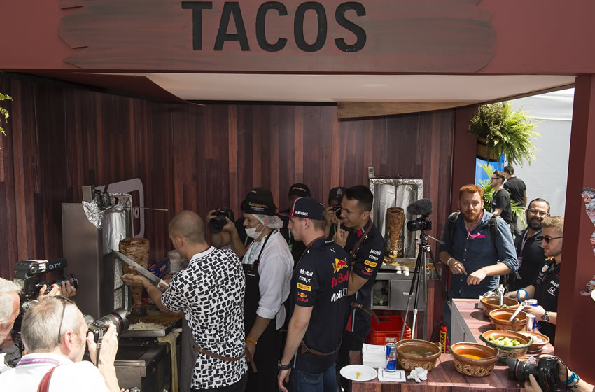 'La venganza de Moctezuma' les cayó a algunos miembros de la F1 debido a los tacos al pastor. Foto: Mexsport