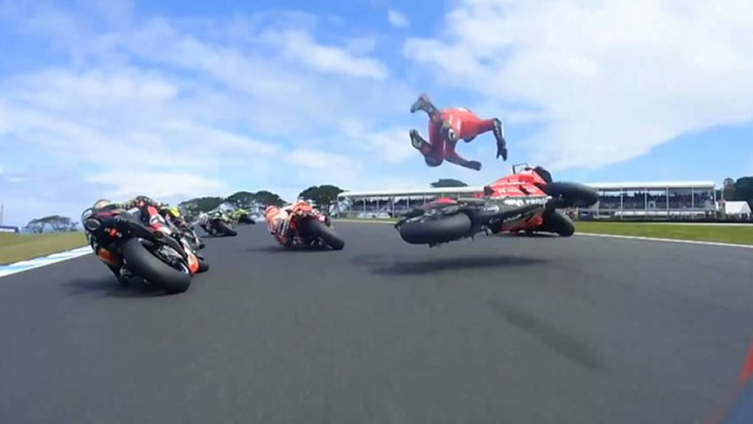 Danilo Petrucci desestabilizó en una curva y cuando salió impactado, su cuerpo derribó a Quartararo