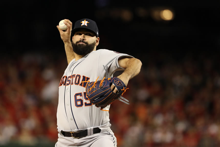El mexicano José Urquidy hizo un gran trabajo y se llevó el reconocimiento de la afición de los Astros. FOTO: AFP