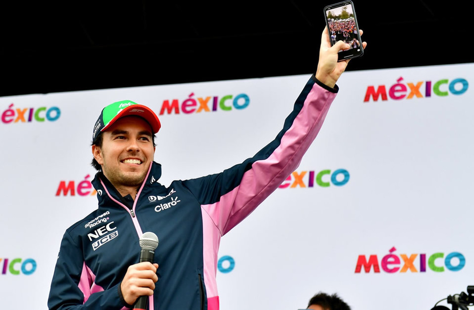 el piloto de Racing Point se motivó con los miles de fanáticos que lo vieron pasar por el Foro Sol (FOTO: Twitter)