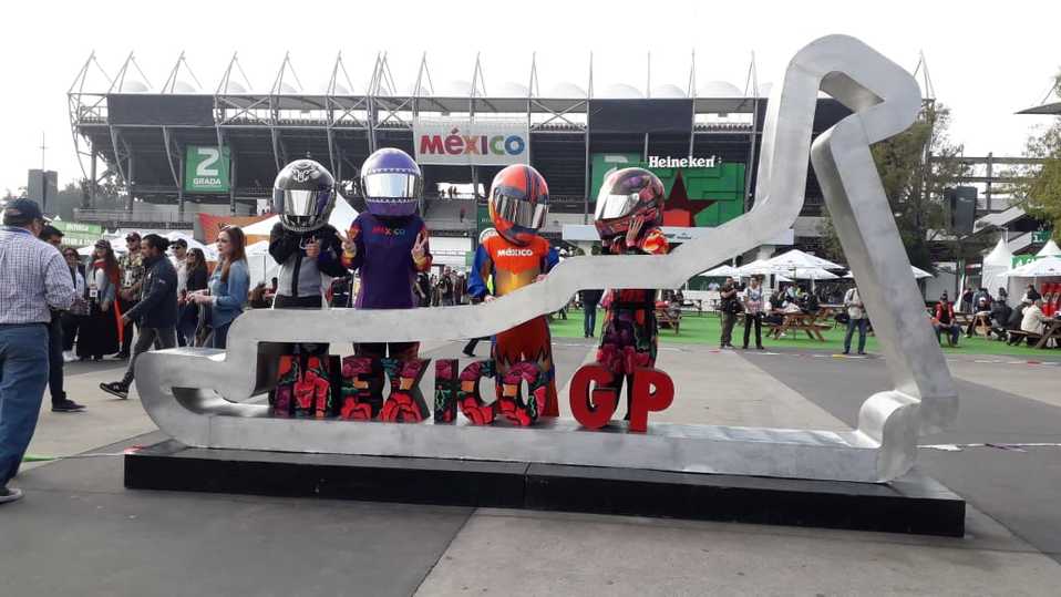 Las tribunas se pintan de los colores de los distintos equipos y de México. (Foto: Ana Laura García)