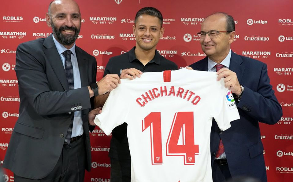 Monchi (izq.) durante la presentación de Chicharito en el Sevilla. (Foto: @SevillaFC)