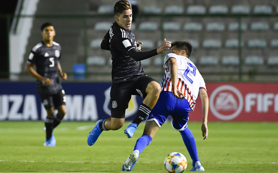 Santiago Muñoz y Santiago Ocampo disputan el esférico. (Foto: Imago7)