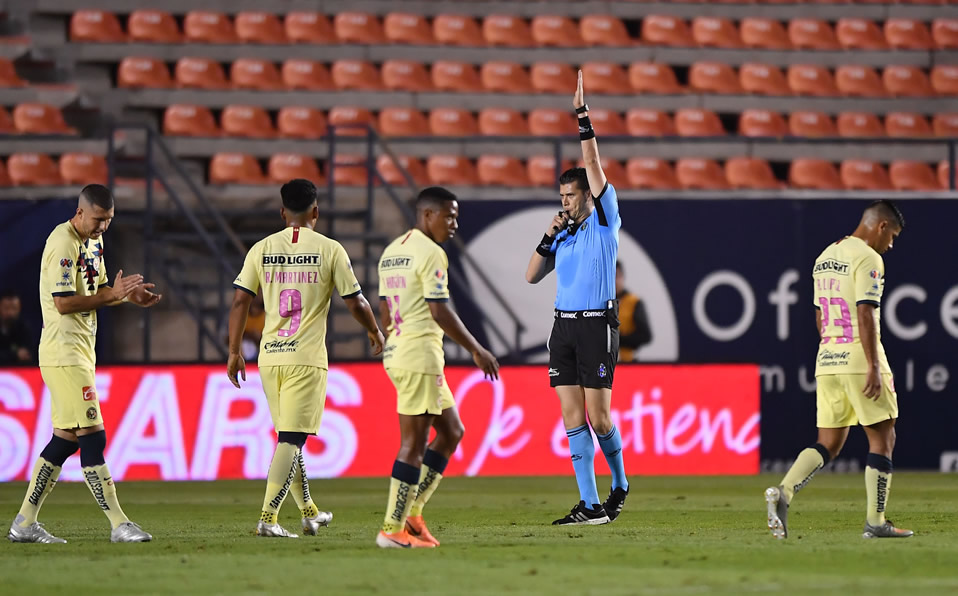 Erick Yair Miranda al momento de anular el gol en el San Luis-América (Mexsport)