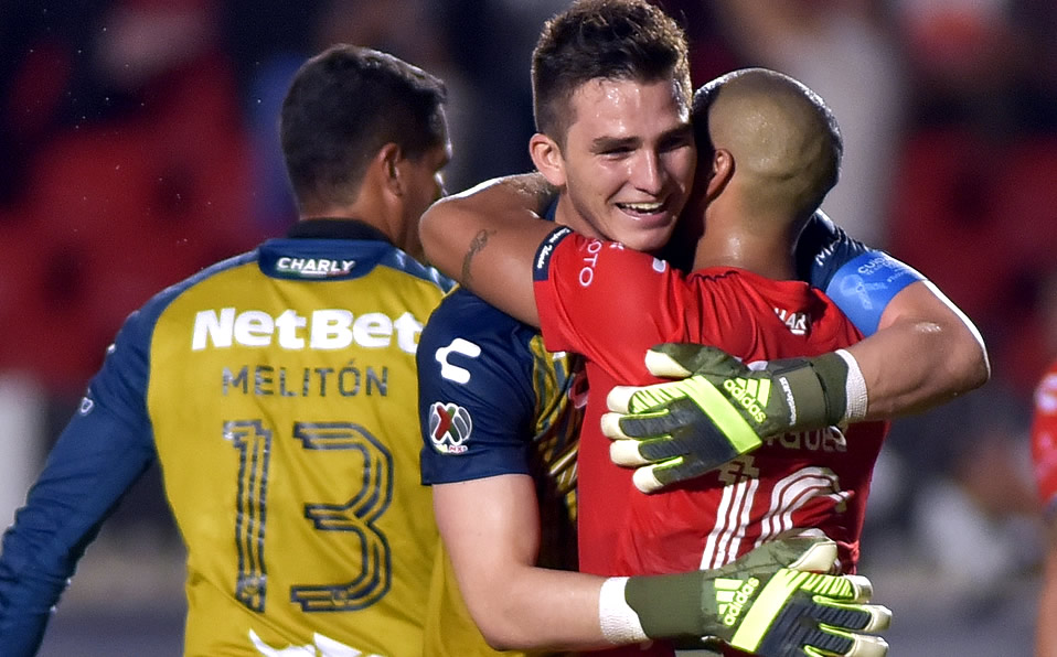 Sebastián Jurado llora tras su primer triunfo con Veracruz. (Mexsport)