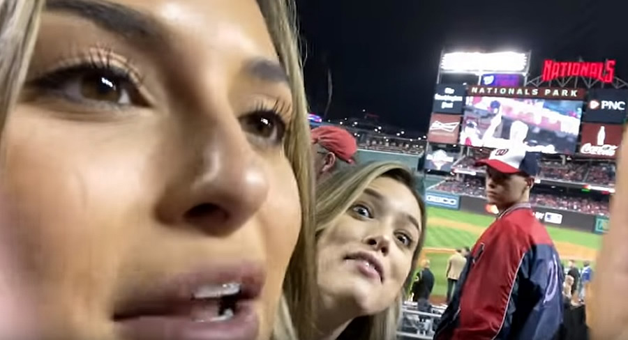 VIDEO: Modelos graban lo que pasó antes y después de mostrar los senos