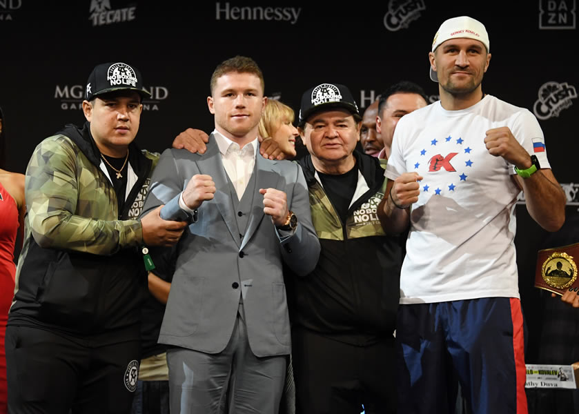El Canelo y Kovalev ya se vieron las caras previo a la pelea del sábado. FOTO: AFP.