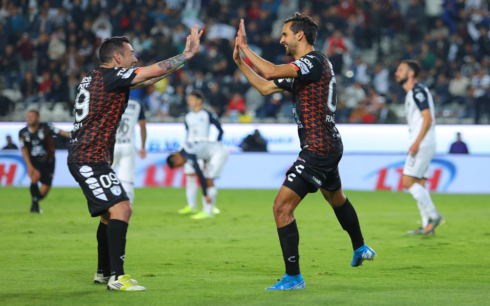 El Dedos López celebró con Sambueza su gol (Imago7)
