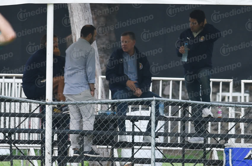 Se puede ver al ahora directivo viendo el partido de las categorías inferiores de Chivas. (Mediotiempo)