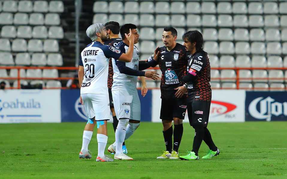 Se calentaron los ánimos en la cancha del Hidalgo (Imago7)