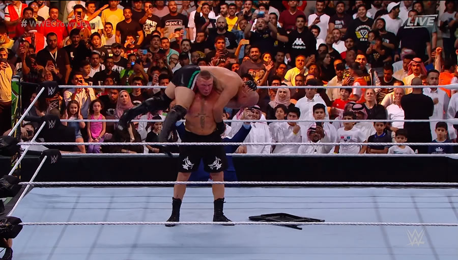 Brock Lesnar siguió el castigo después de vencer a Caín. (Foto: WWE)