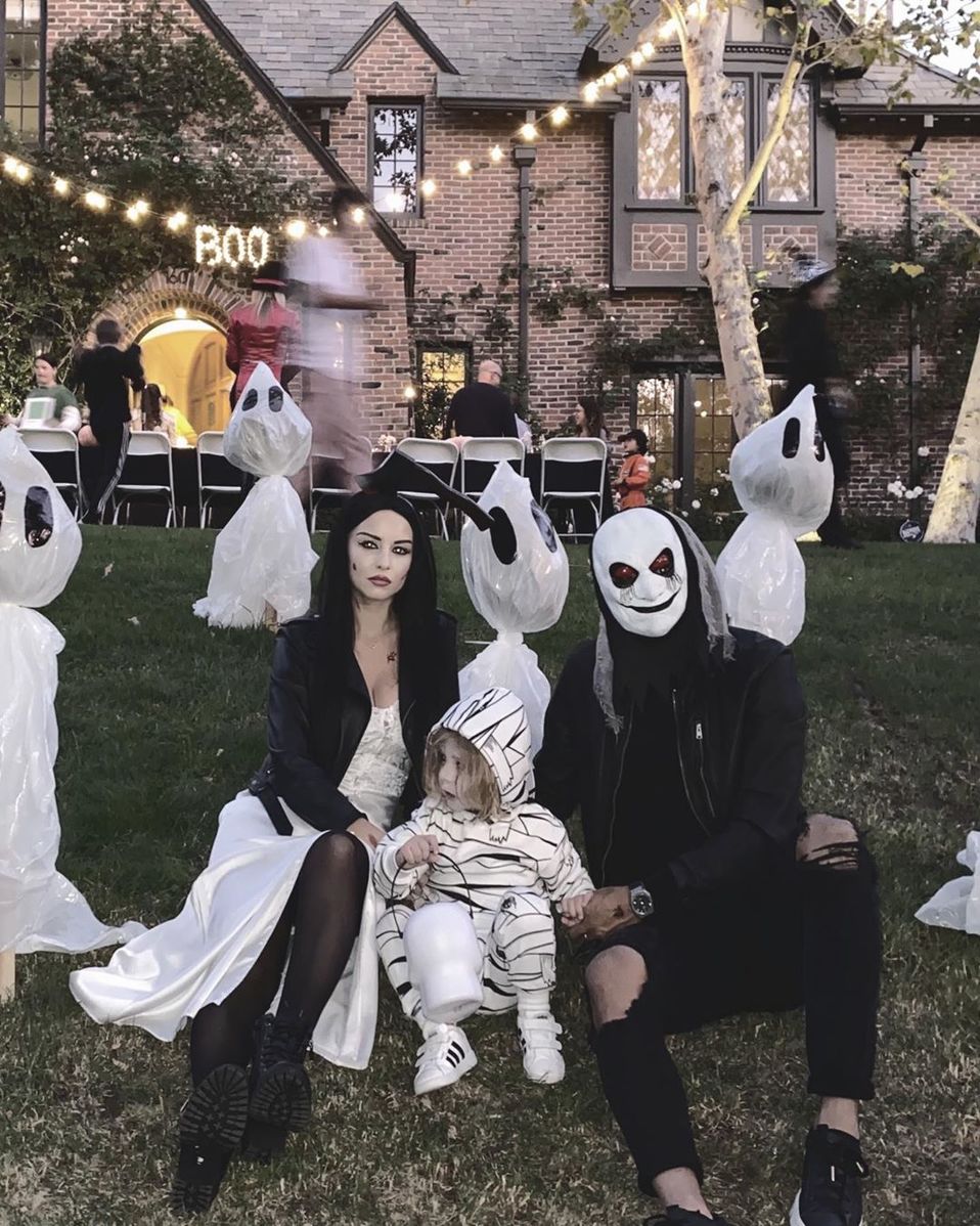 Carlos Vela y su familia pidiendo Halloween. (Saioa))