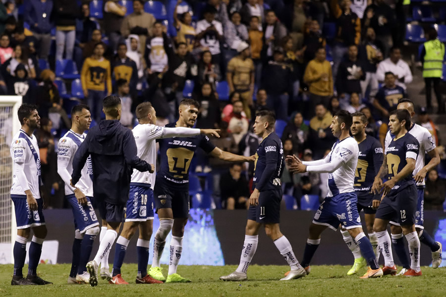 Ambos clubes intercambiaron empujones que no pasaron a mayores. (Foto: Imago 7)