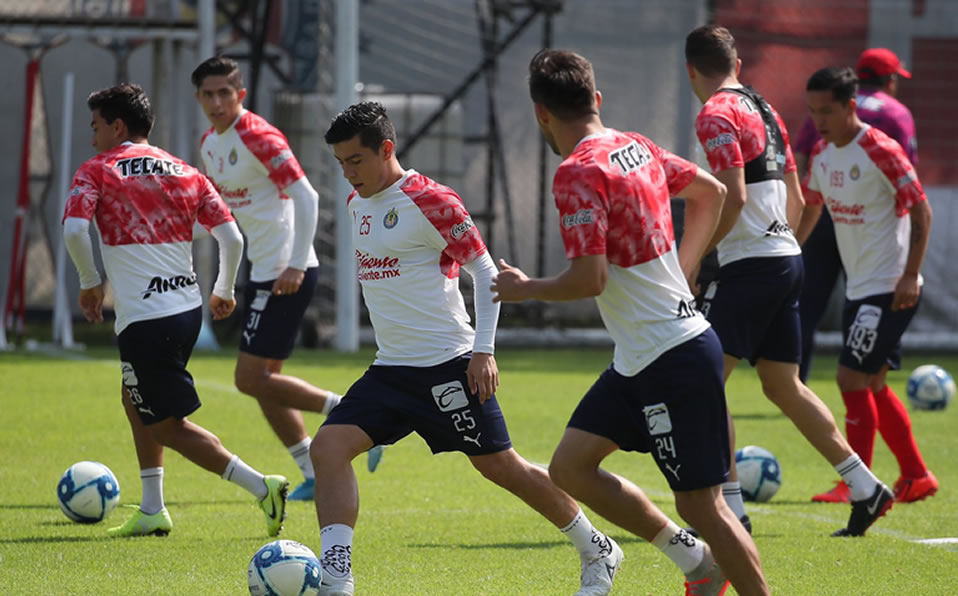 Durante el entrenamiento de hoy. (Chivas)