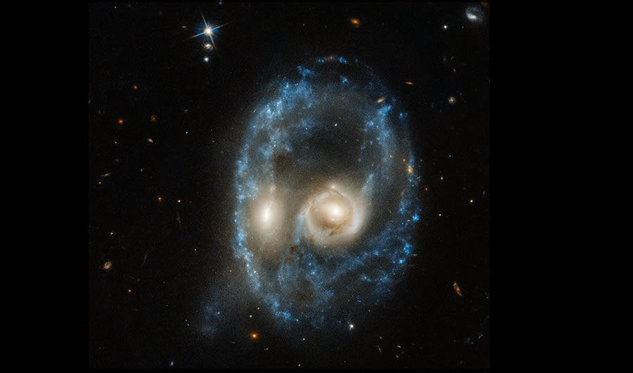 La cara de un fantasma se formó gracias a la colisión de dos galaxias, cada una de ellas estaba rodeadas de sus estrellas. FOTO: NASA, ESA, J. Dalcant