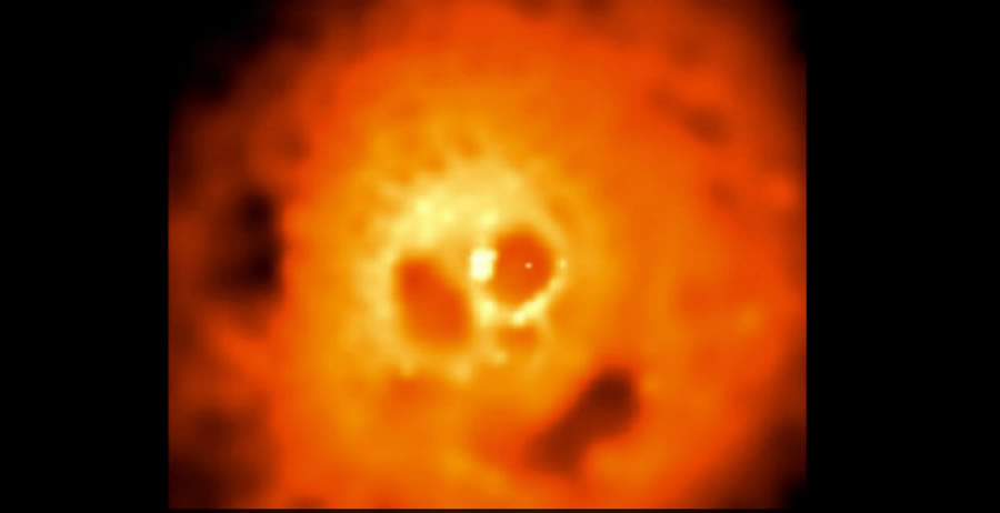 La figura de un cráneo en llamas se formó en el centro de la galaxia Perseo. El Perseo A, está siendo devorada por un agujero negro.