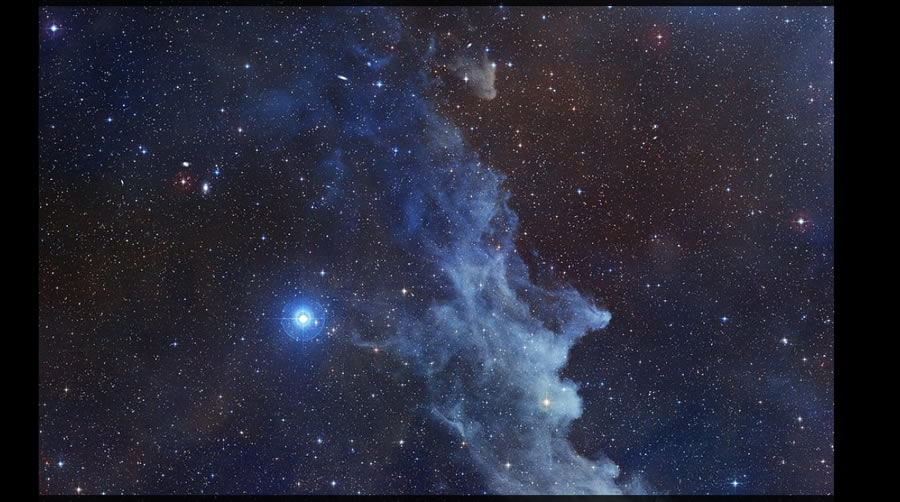 Esta nebulosa es conocida como 'la cabeza de bruja'. Es la constelación de Orión, el color azul es causado por los granos de polvo que reflejan la luz