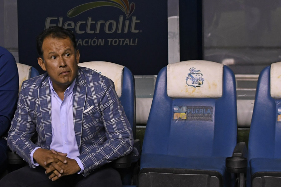 Reynoso otra vez vio como su equipo se vino abajo en los minutos finales. (Foto: Imago 7)